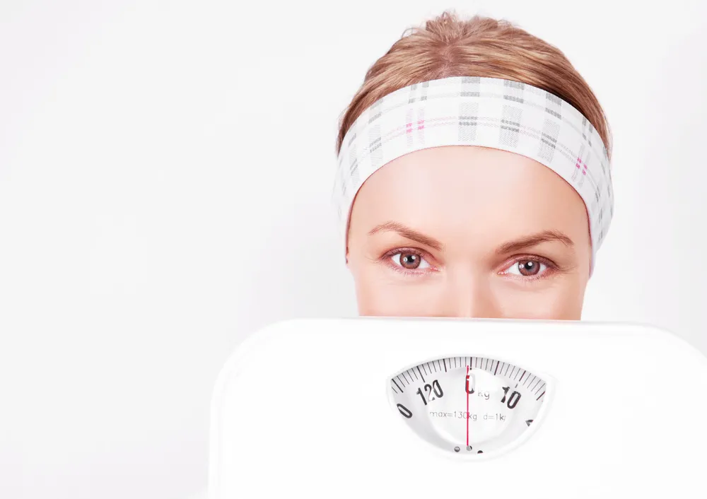 3543867-zawstydzona-kobieta-z-waga.jpg