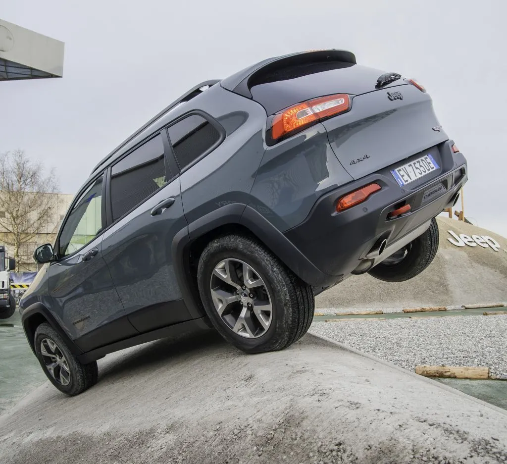 Nie złamie się na polskich drogach! W Poznaniu debiutuje nowy jeep cherokee. ZDJĘCIA
