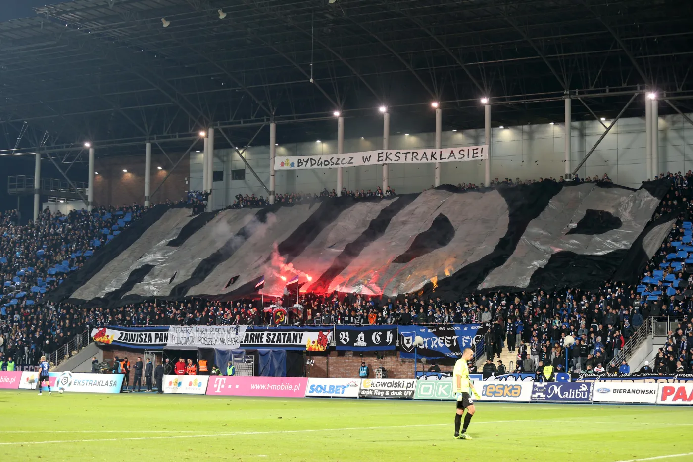 Kibole Zawiszy Bydgoszcz okradli... dziewczynki z dresów