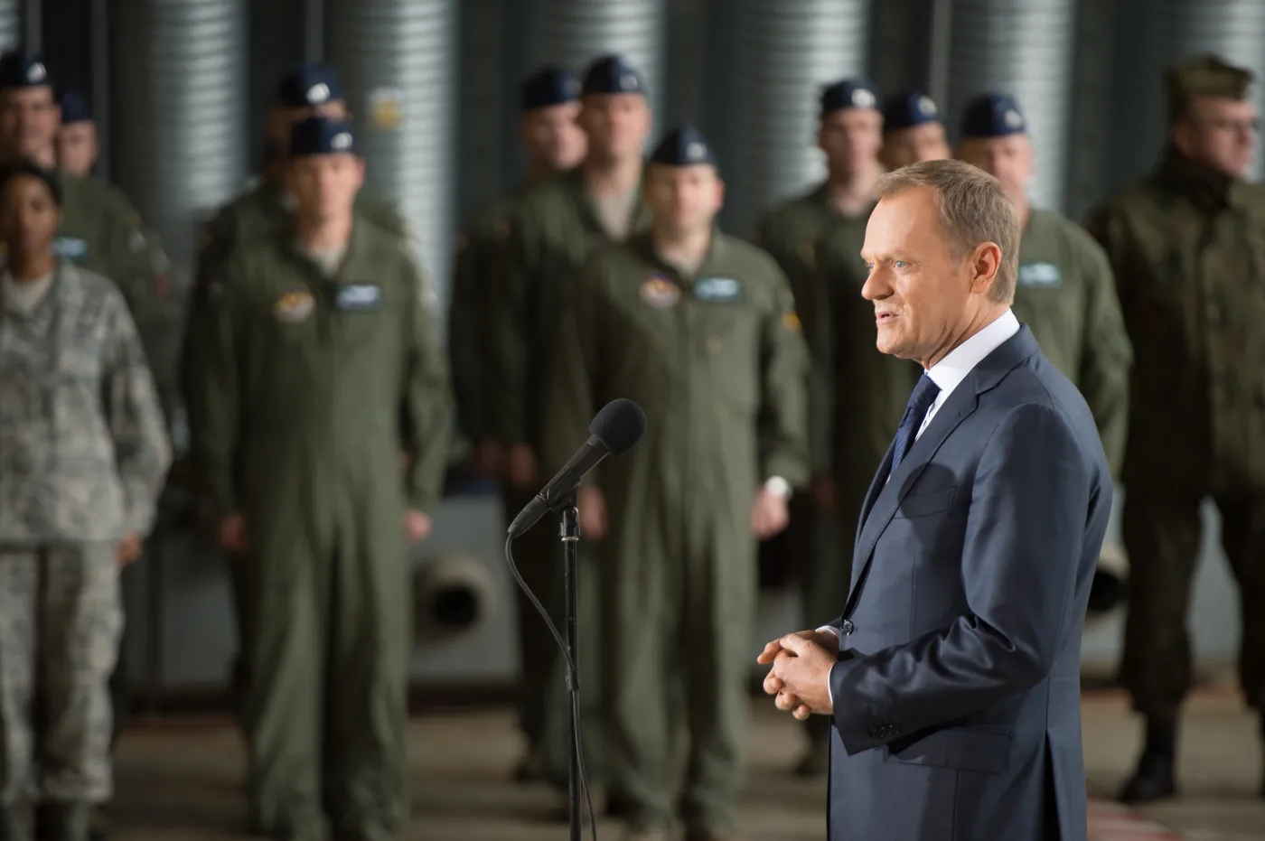 Tusk u pilotów myśliwców. Mówił o powszechnym poborze