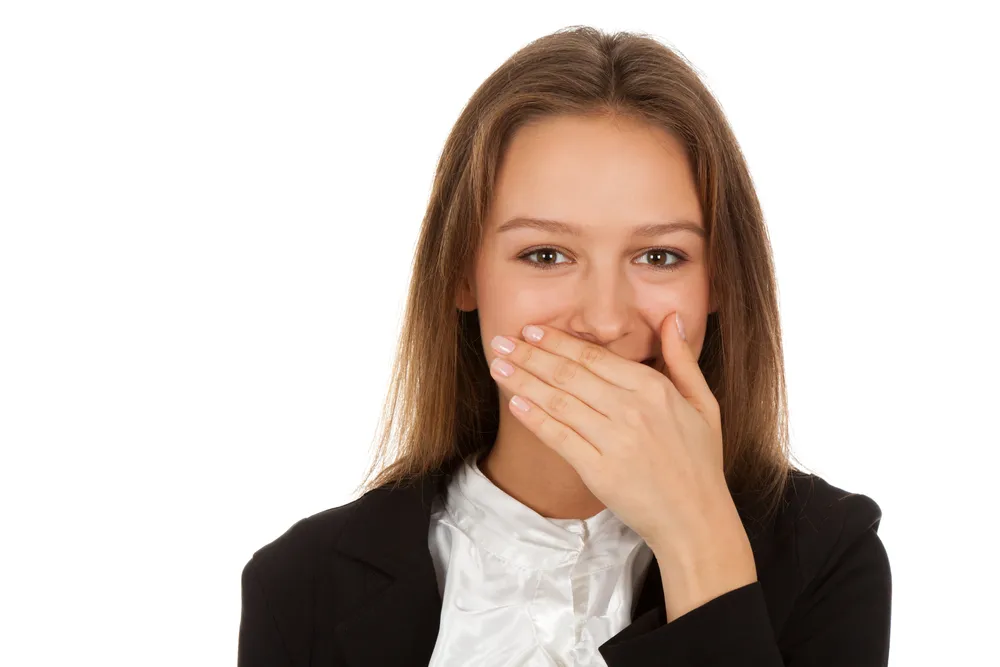 5721750-kobieta-zaslaniajaca-usta.jpg