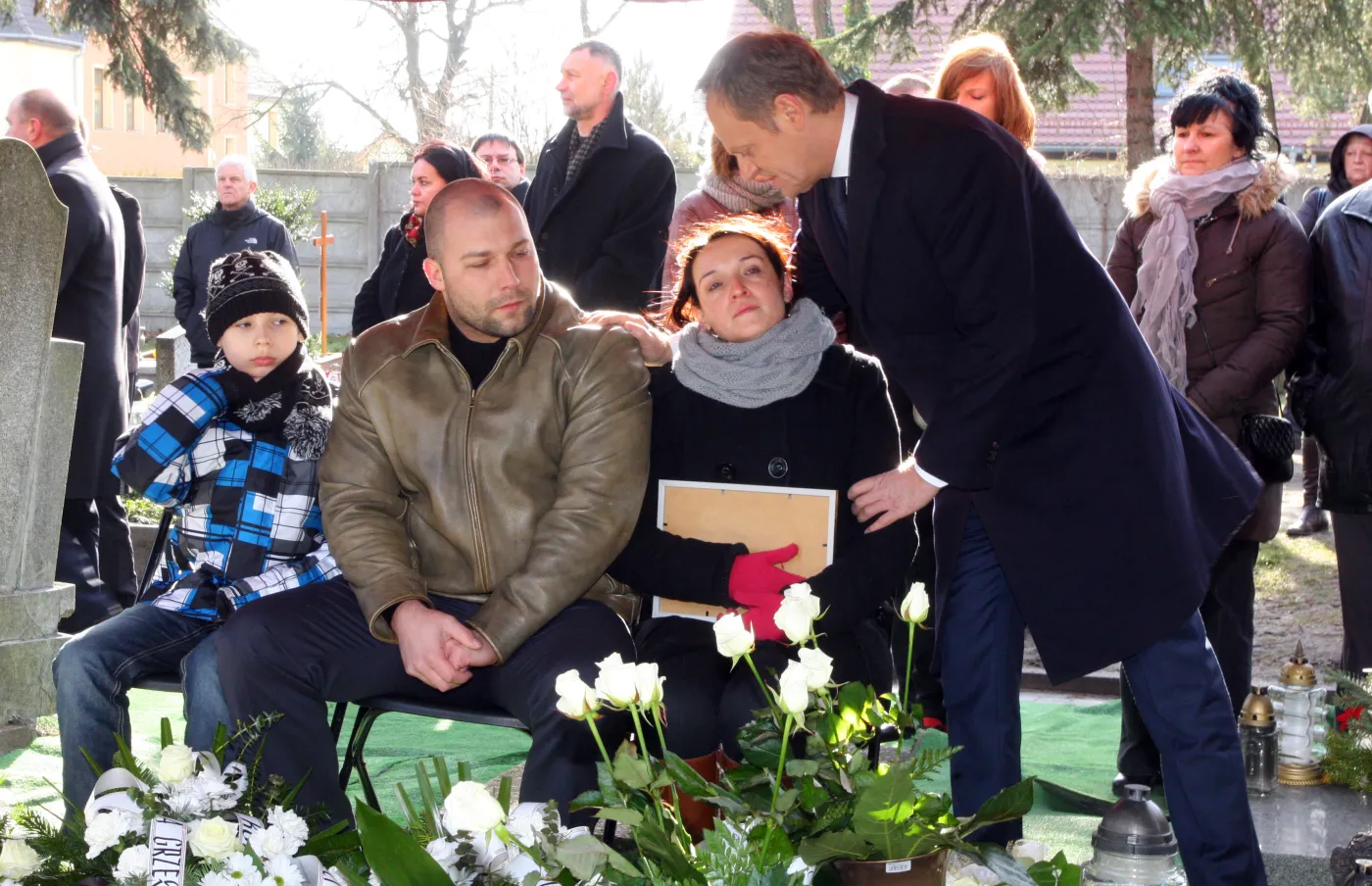 Najpierw kondolencje, potem doping. Skrytykowali medialne zagrywki Tuska. ZDJĘCIA