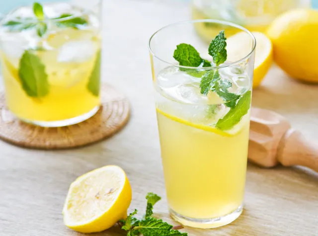 Domowy syrop na grypę i przeziębienie. PRZEPIS na miksturę z miodem i sokiem z ananasa