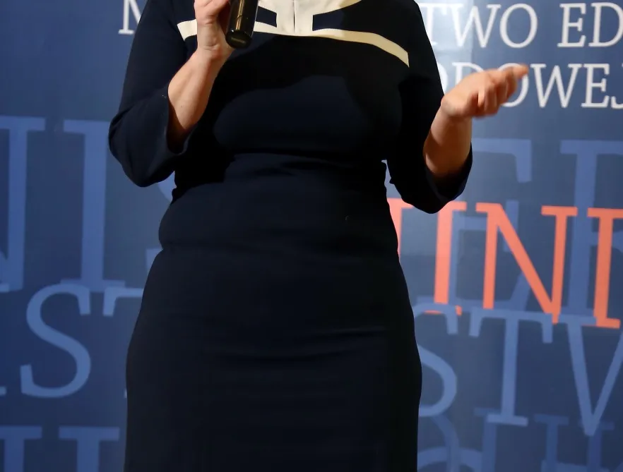 Fałda na fałdzie: koszmarnie opięta minister Rostkowska