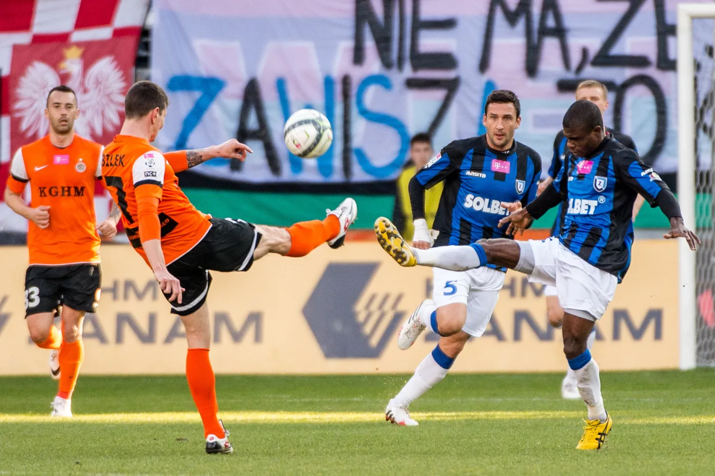 Nadlatującą piłkę starają się wykopnąć Jiri Bilek (L) z miejscowego Zagłębia i Luis Carlos (P) z Zawiszy Bydgoszcz w meczu T-Mobile Ekstraklasy