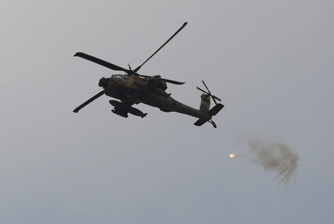 6586247-izraelski-ah-64-nad-gaza.jpg
