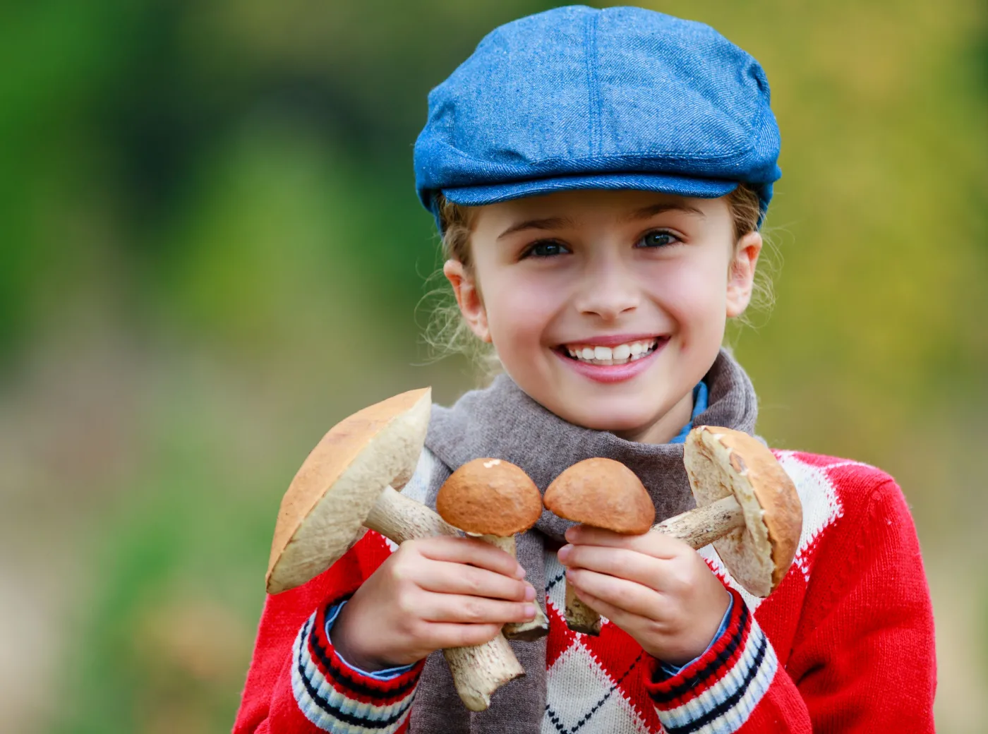 Dziewczynka trzyma grzyby