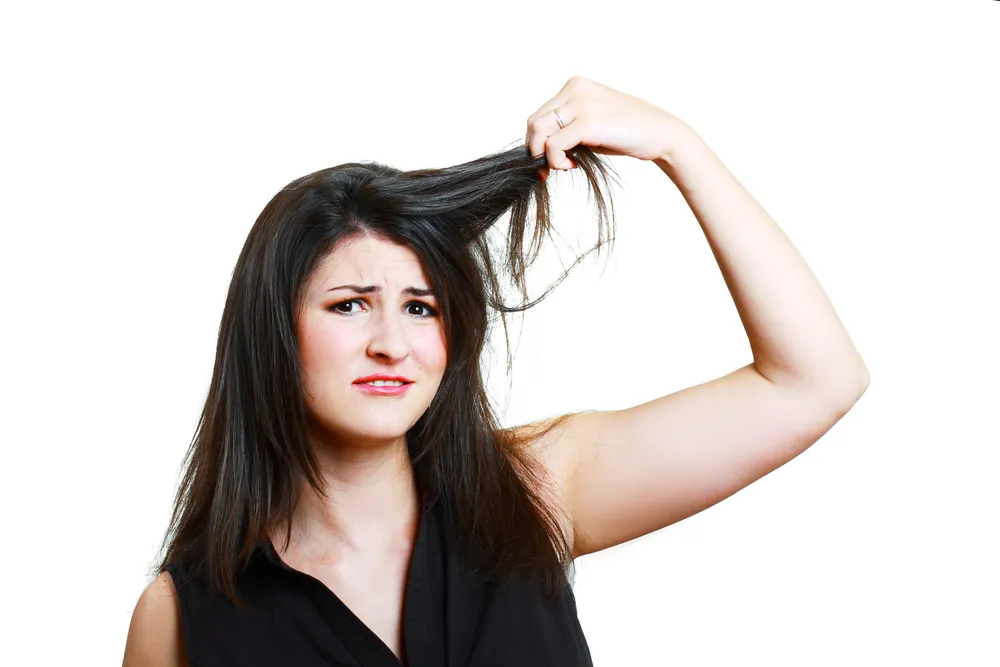 Kobieta z tłustymi włosami