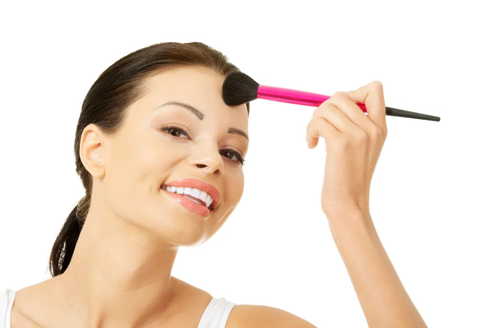 Kobieta nakładająca puder