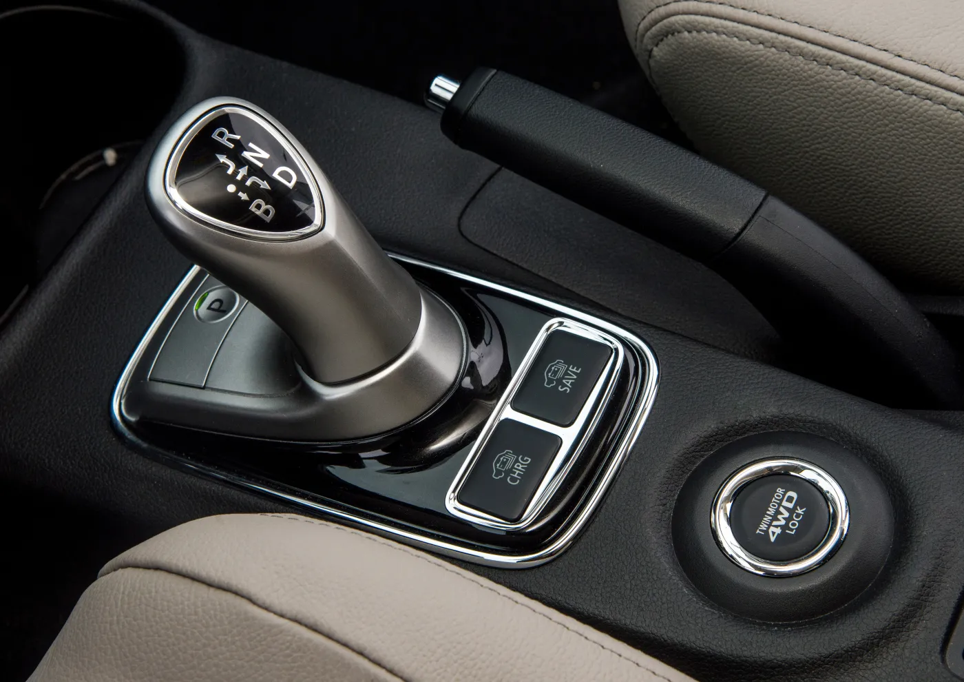 Połowę aut Polacy już wykupili! Nowy SUV z Japonii, czyli Mitsubishi outlander PHEV atakuje napędem. FOTO