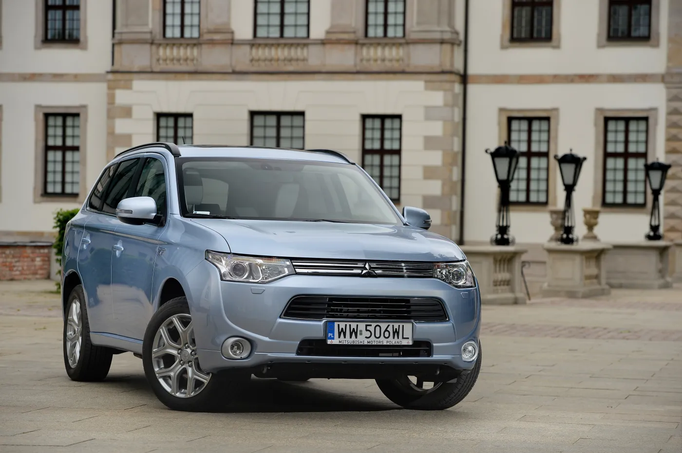 6443583-mitsubishi-outlander-phev.jpg