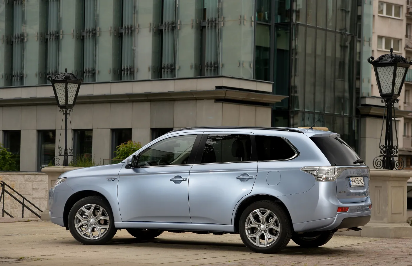 6443612-mitsubishi-outlander-phev.jpg