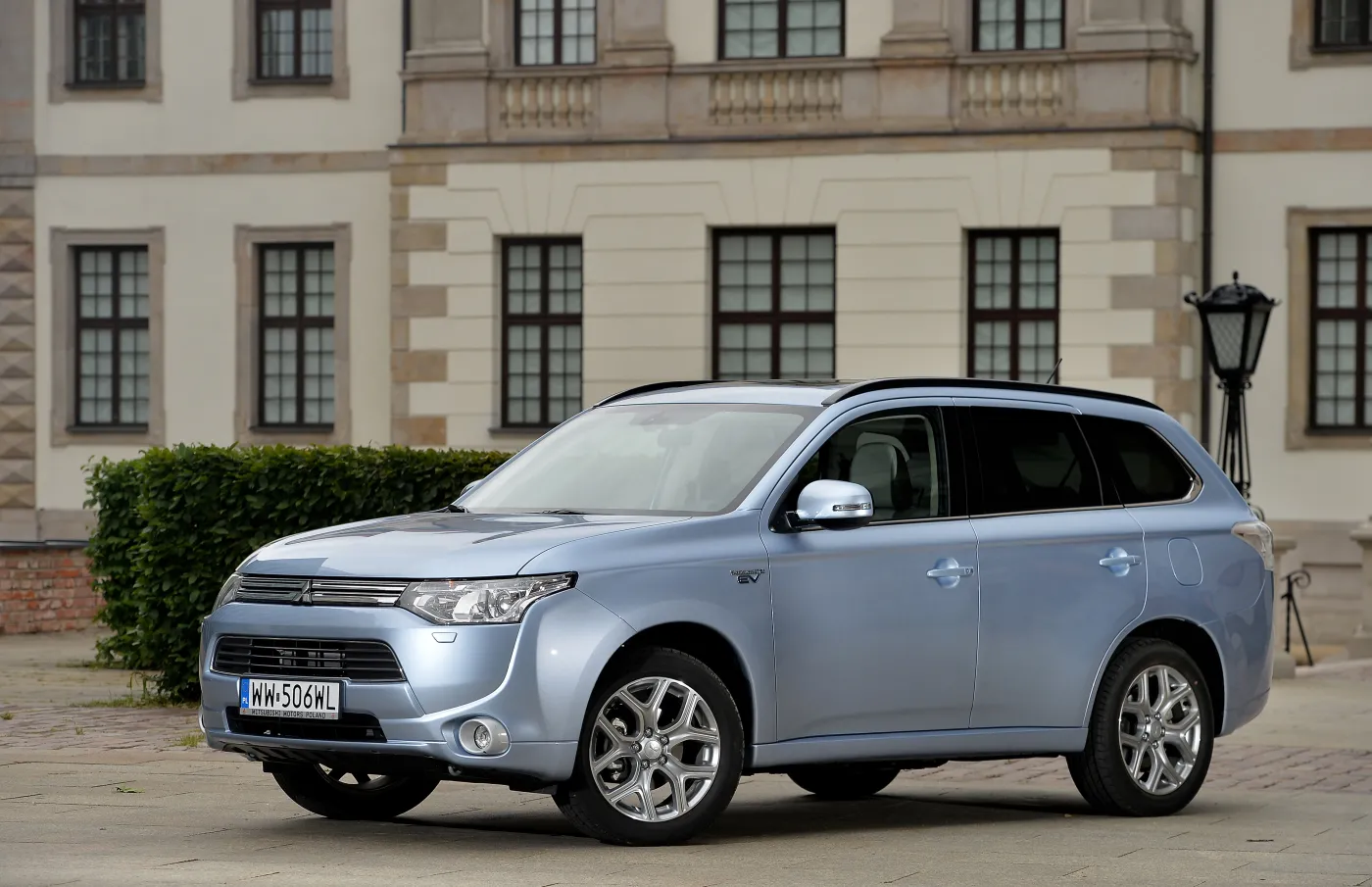 6443641-mitsubishi-outlander-phev.jpg