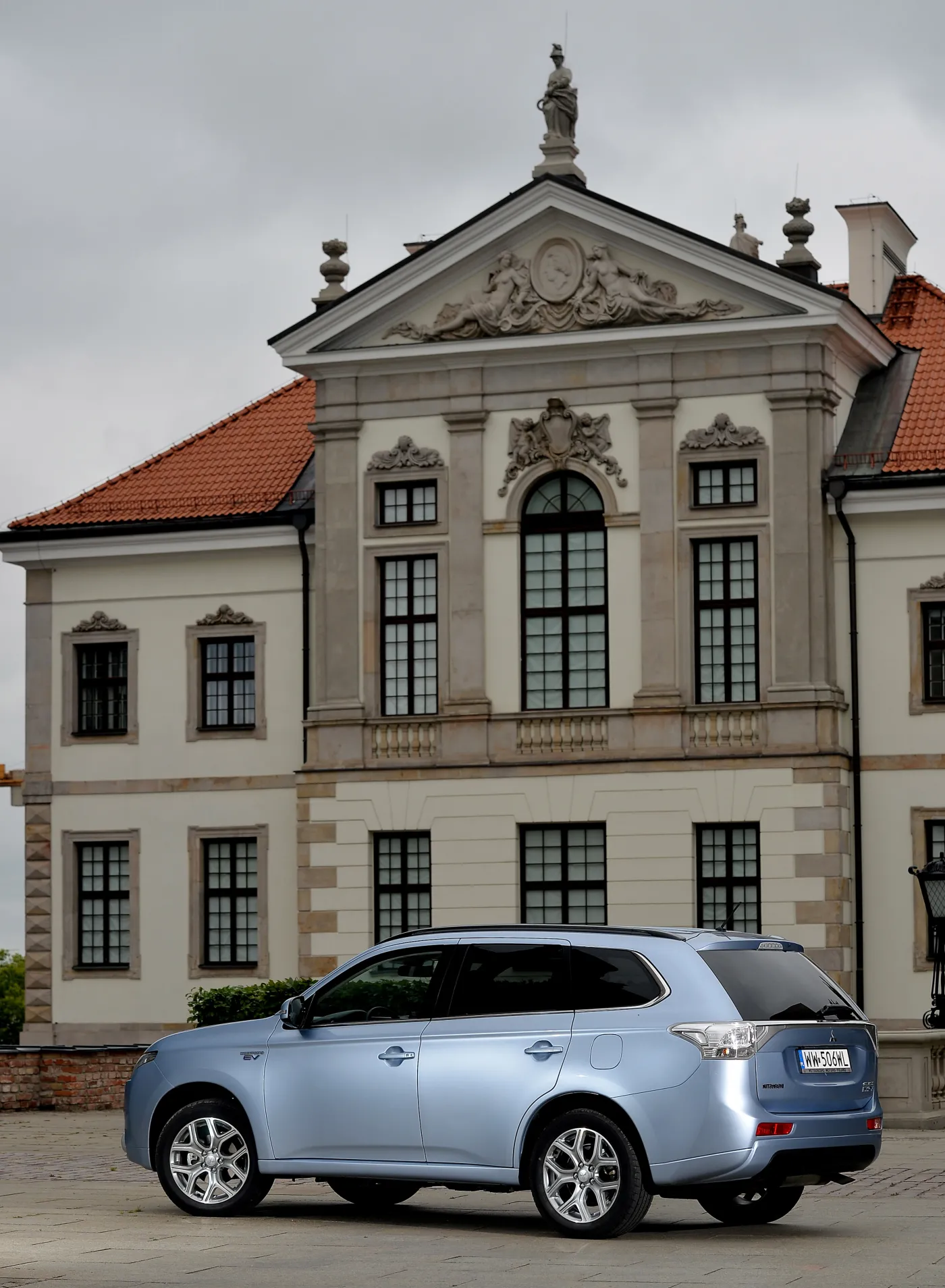 6443699-mitsubishi-outlander-phev.jpg