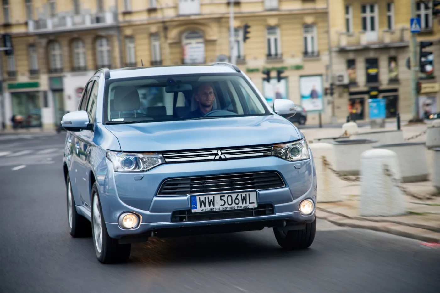 6443782-mitsubishi-outlander-phev.jpg