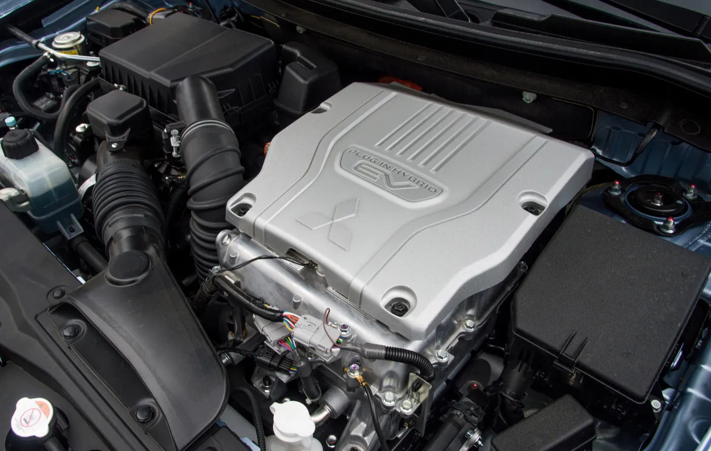 6443956-mitsubishi-outlander-phev.jpg