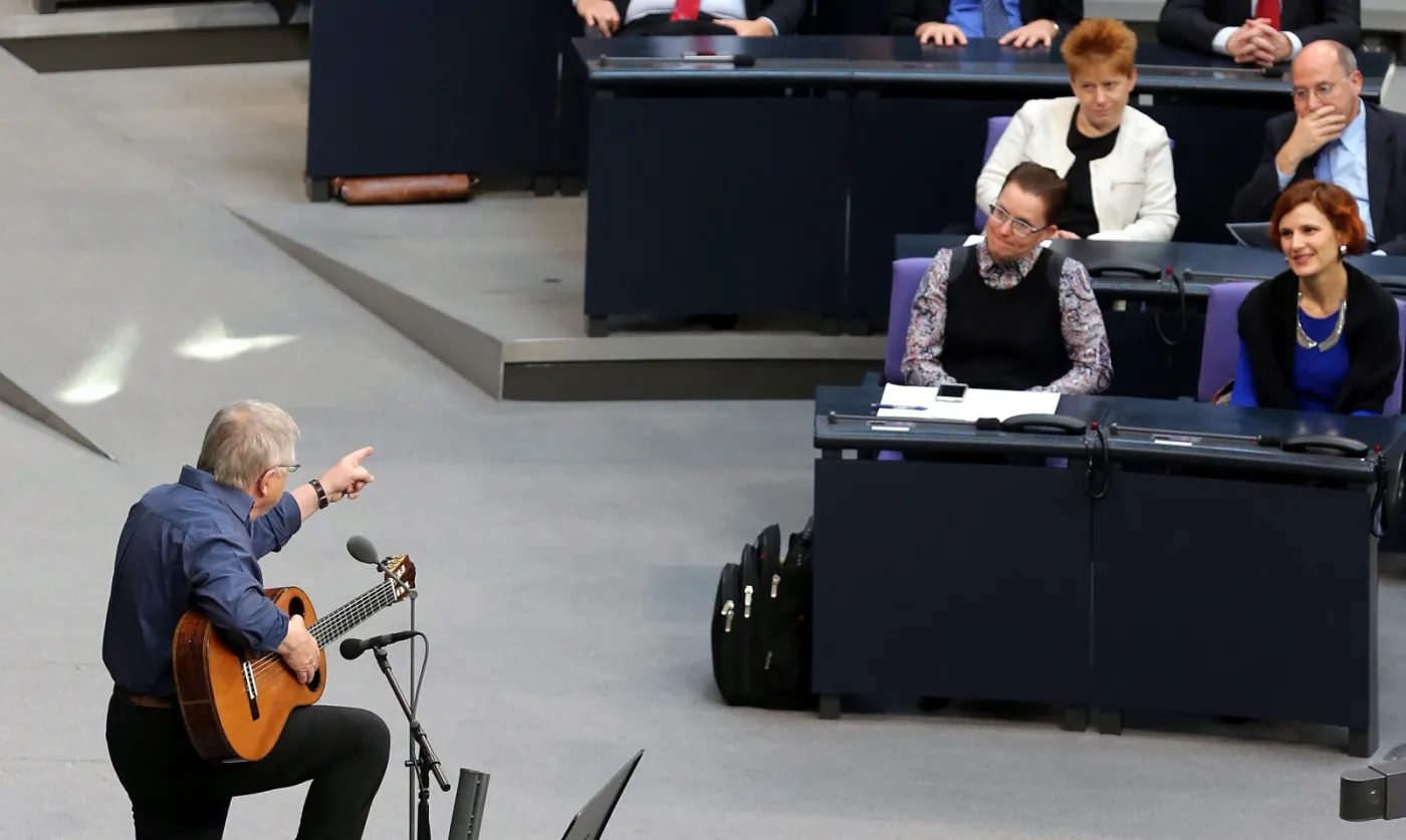 Zgrzyt w Bundestagu. Antykomunistyczny bard: Jesteście nędzną resztką...