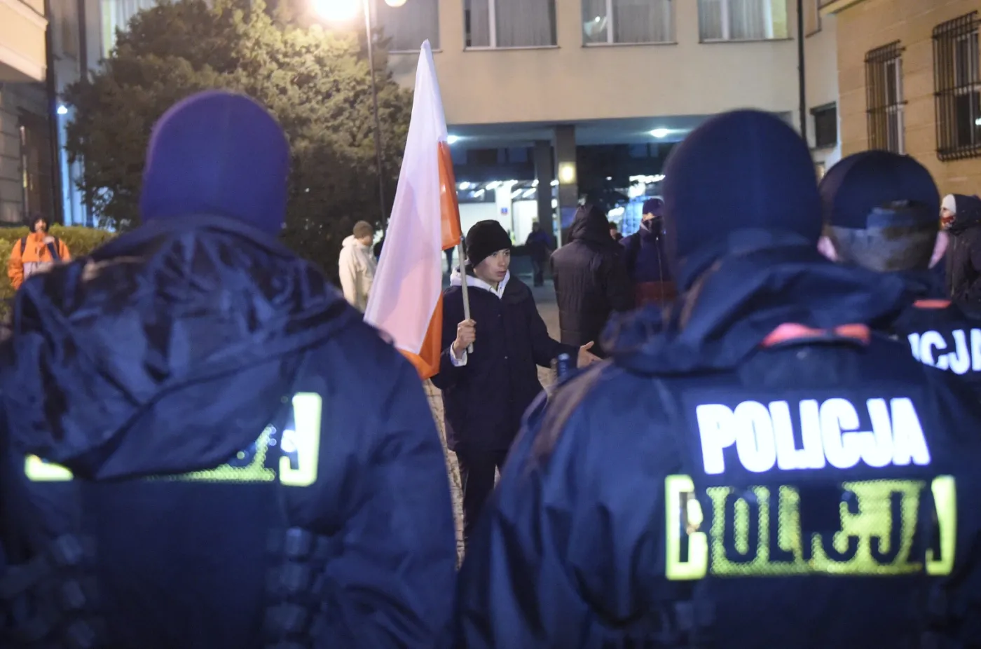 Policja tłumaczy, dlaczego przez wiele godzin nie interweniowała w PKW