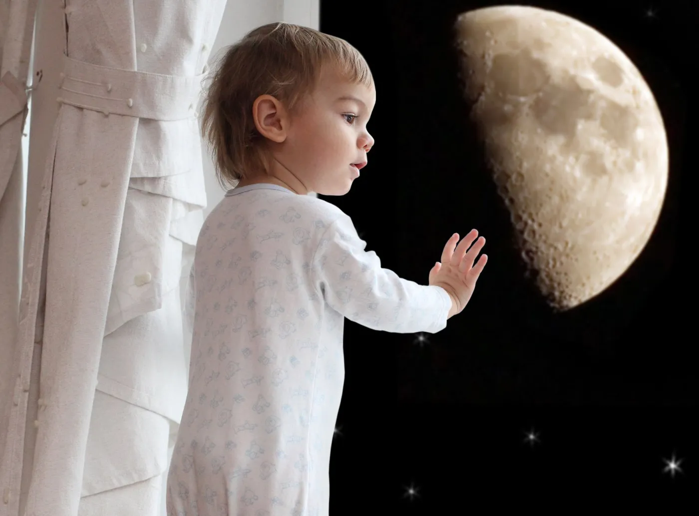 Dziecko patrzy na księżyc