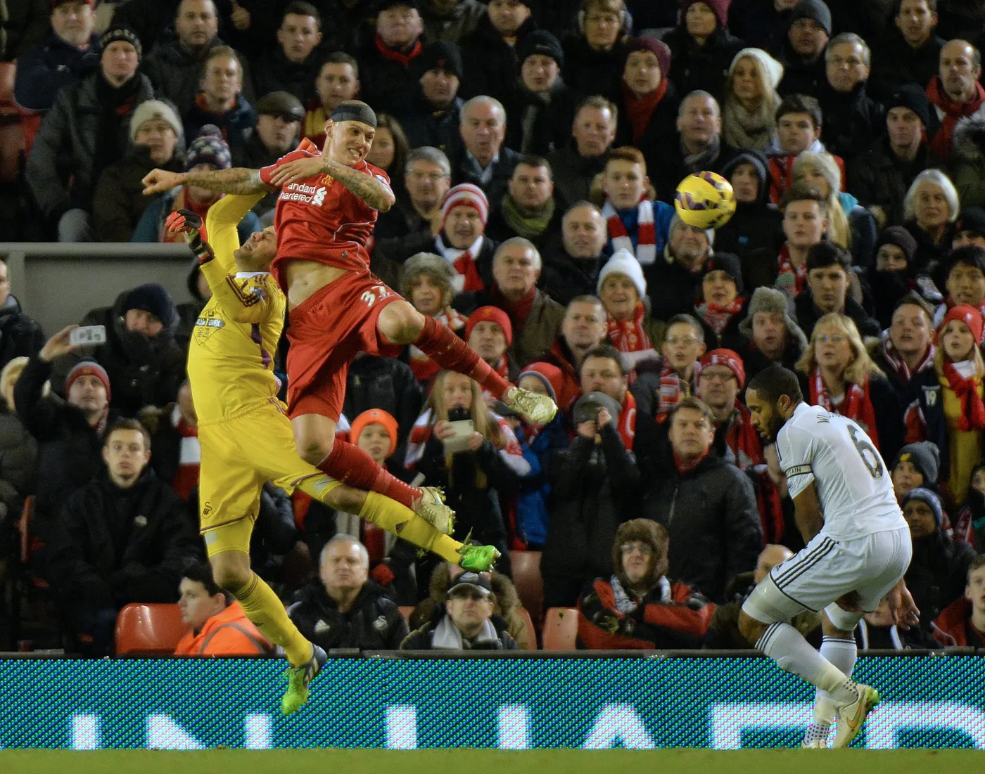 Łukasz Fabiański (w żółtym stroju)
