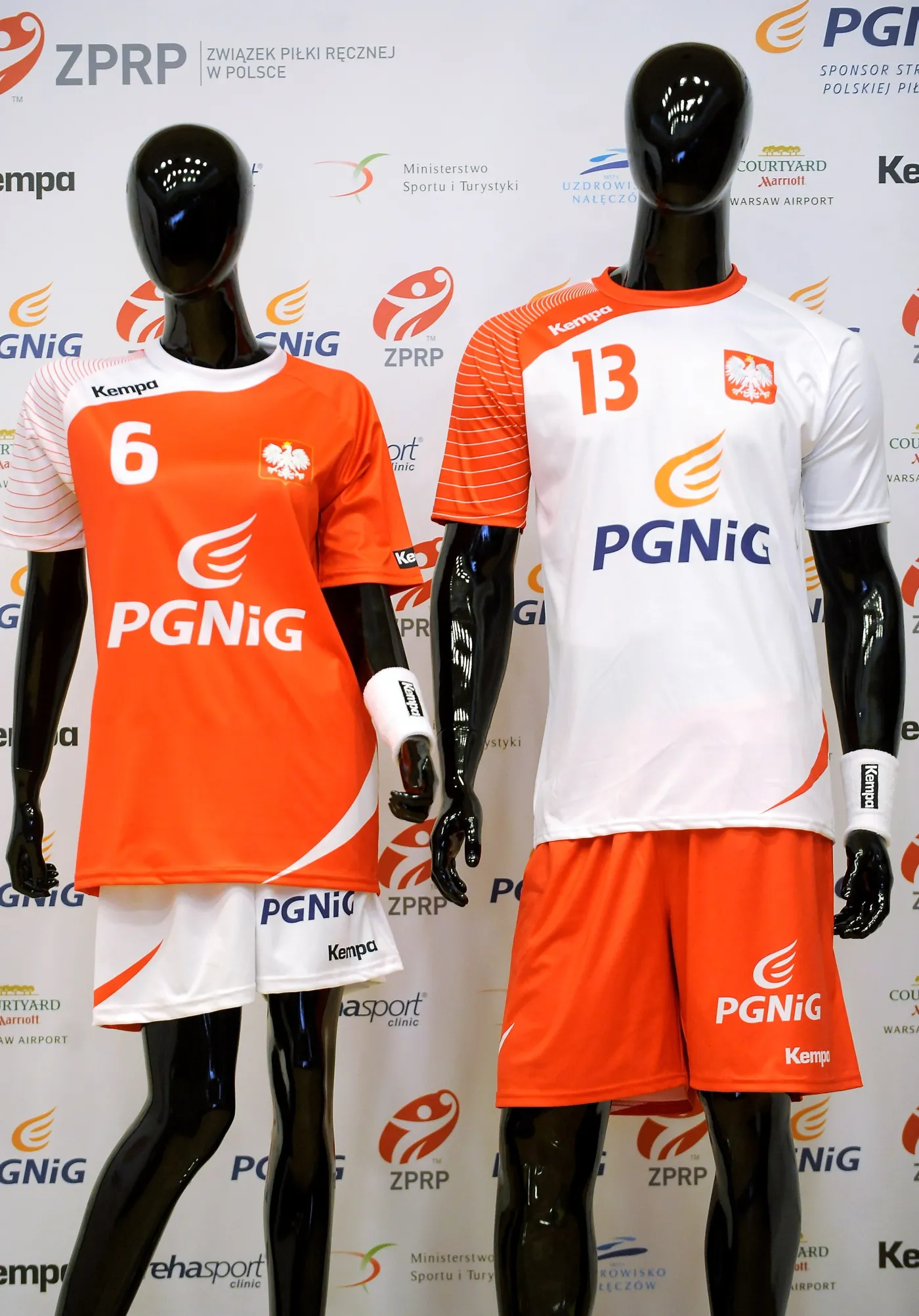 Reprezentacja Polski ma nowe stroje. Zagra w nich na mundialu. ZDJĘCIA