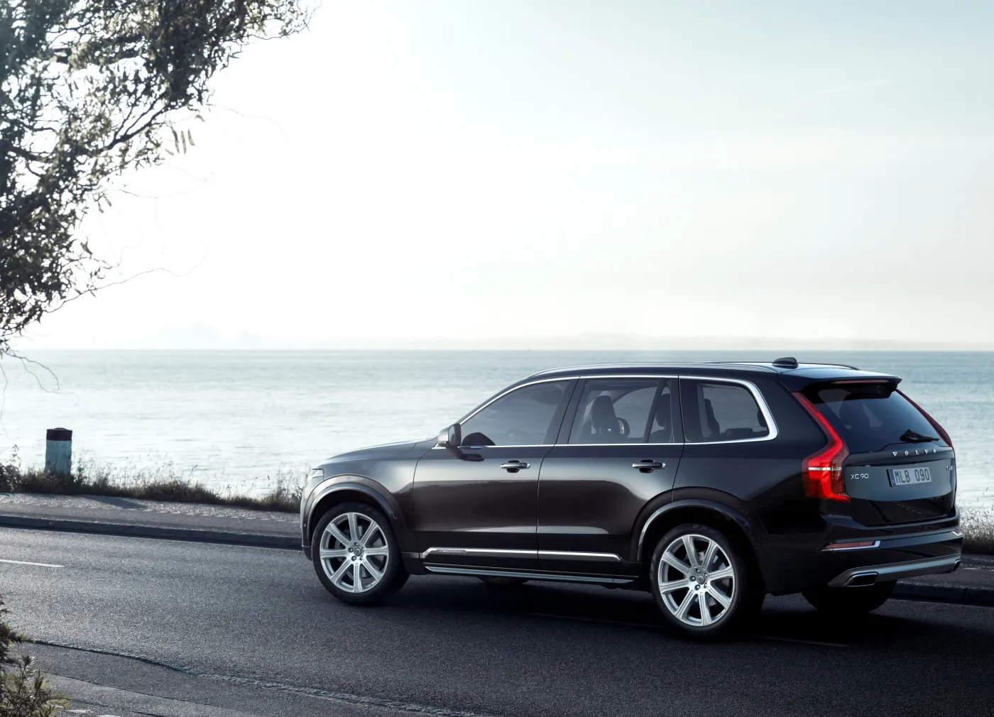 6841553-volvo-xc90-first-edition.jpg