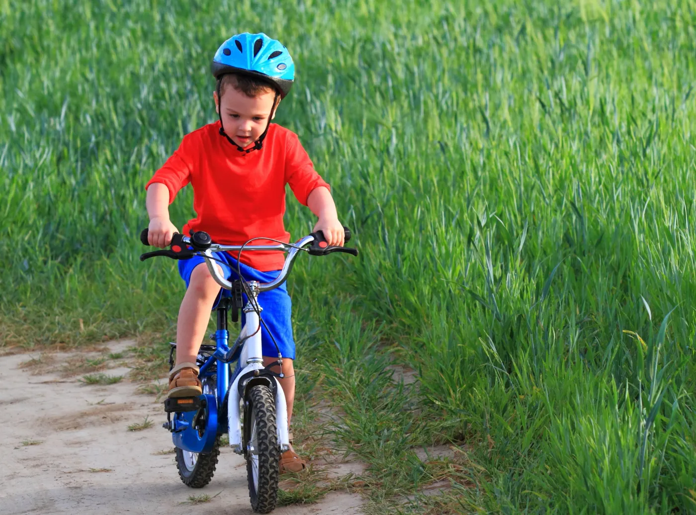 Dziecko jedzie na rowerze
