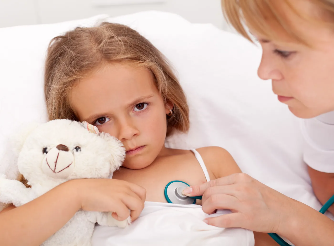 Lekarz bada chore dziecko