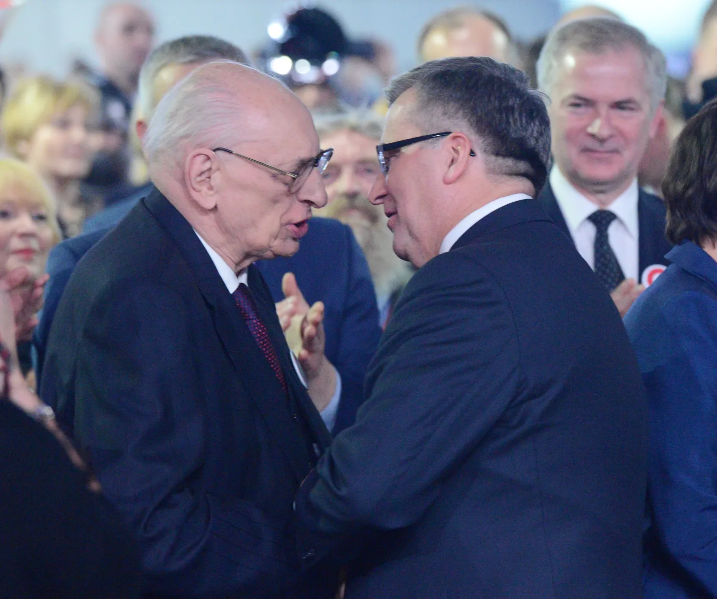 Ubiegający się o reelekcję, prezydent Bronisław Komorowski  wita się z profesorem Władysławem Bartoszewskim 