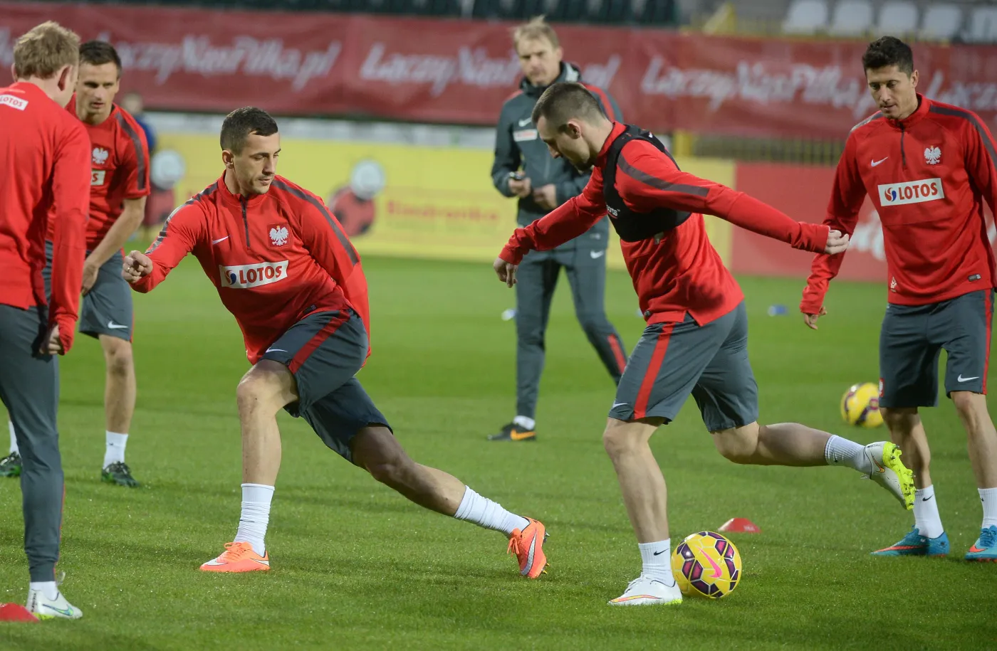 Tomasz Jodłowiec (L), Michał Kucharczyk (C) i Robert Lewandowski (P) podczas treningu piłkarskiej reprezentacji Polski w Warszawie