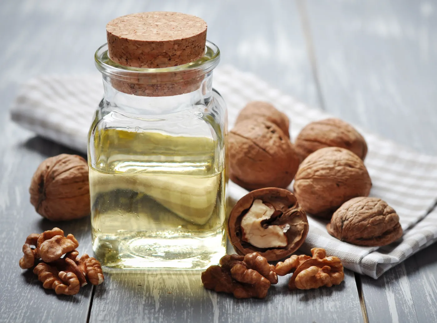 7620384-olej-z-orzechow-wloskich.jpg
