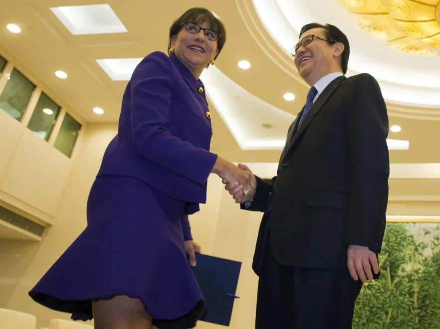 60-letnia sekretarz handlu USA w falującej mini przed przywódcami Chin!