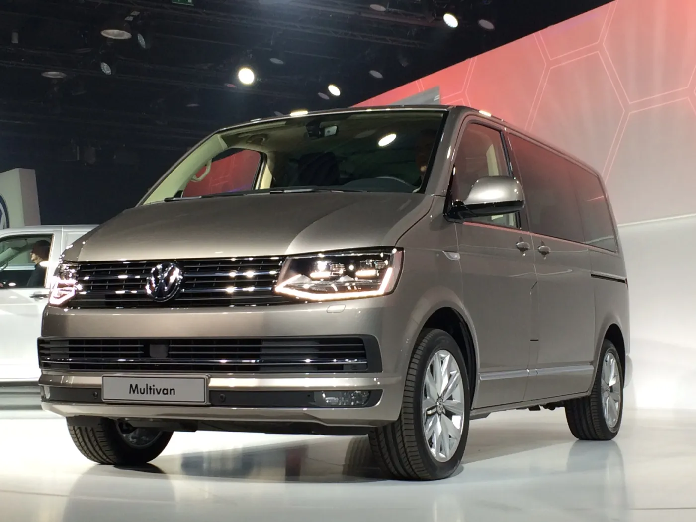 7660292-volkswagen-transporter-t6.jpg