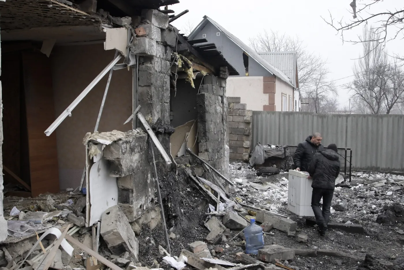 7318101-zniszczone-domy-w-doniecku.jpg