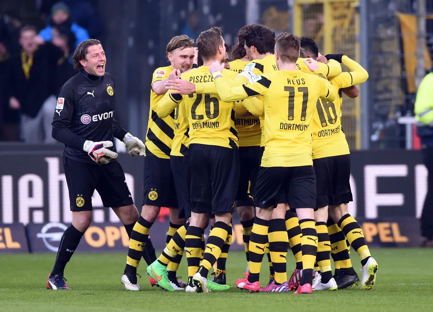 Liga niemiecka: Borussia odbiła się od dna. Gol Sobiecha. Cały mecz Lewandowskiego. WIDEO