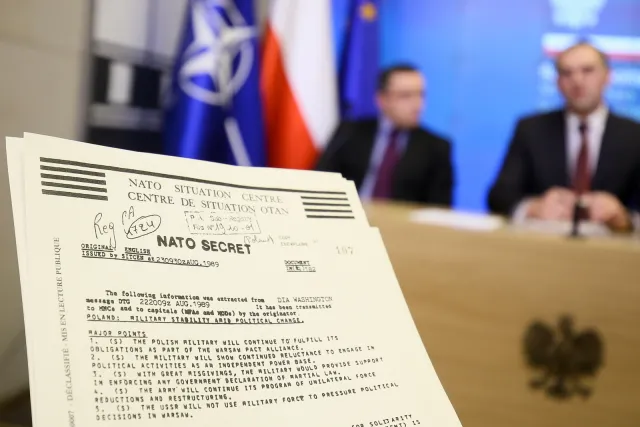 Odtajnione dokumenty NATO o Polsce. Dotyczą przełomu w 1989 r.