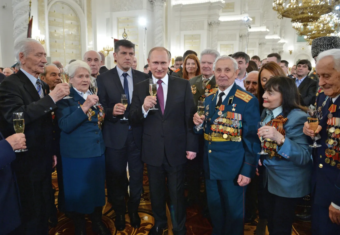 7453594-putin-i-weterani-wojenni.jpg