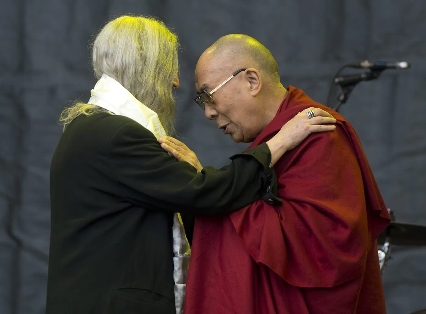 7924260-dalai-lama-i-patti-smith.jpg