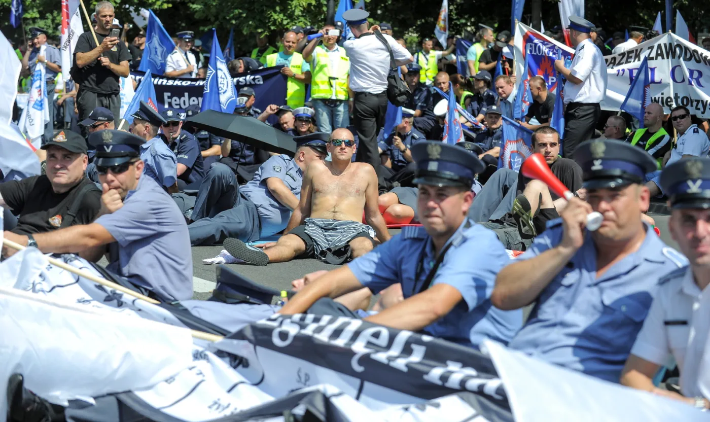 Protest służb mundurowych przed Kancelarią Premiera. ZDJĘCIA