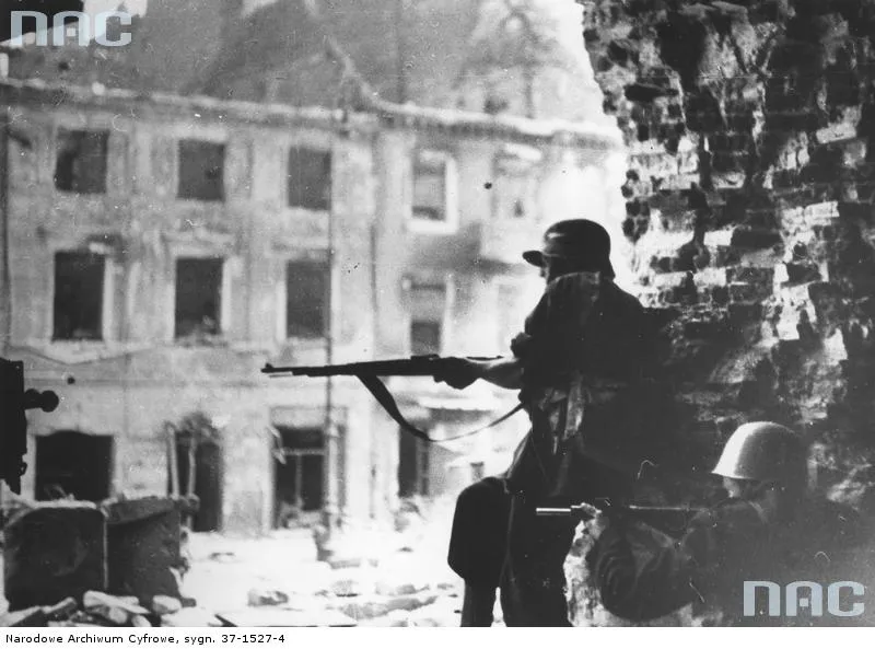 Tak upadało Powstanie Warszawskie. ZDJĘCIA z roku 1944