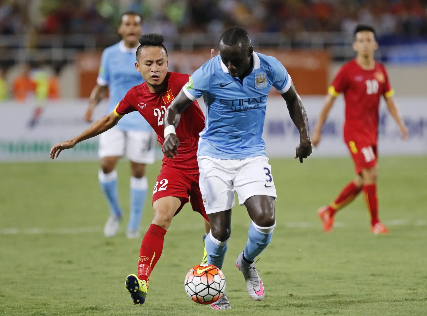 Bacary Sagna i Vo Huy Toan