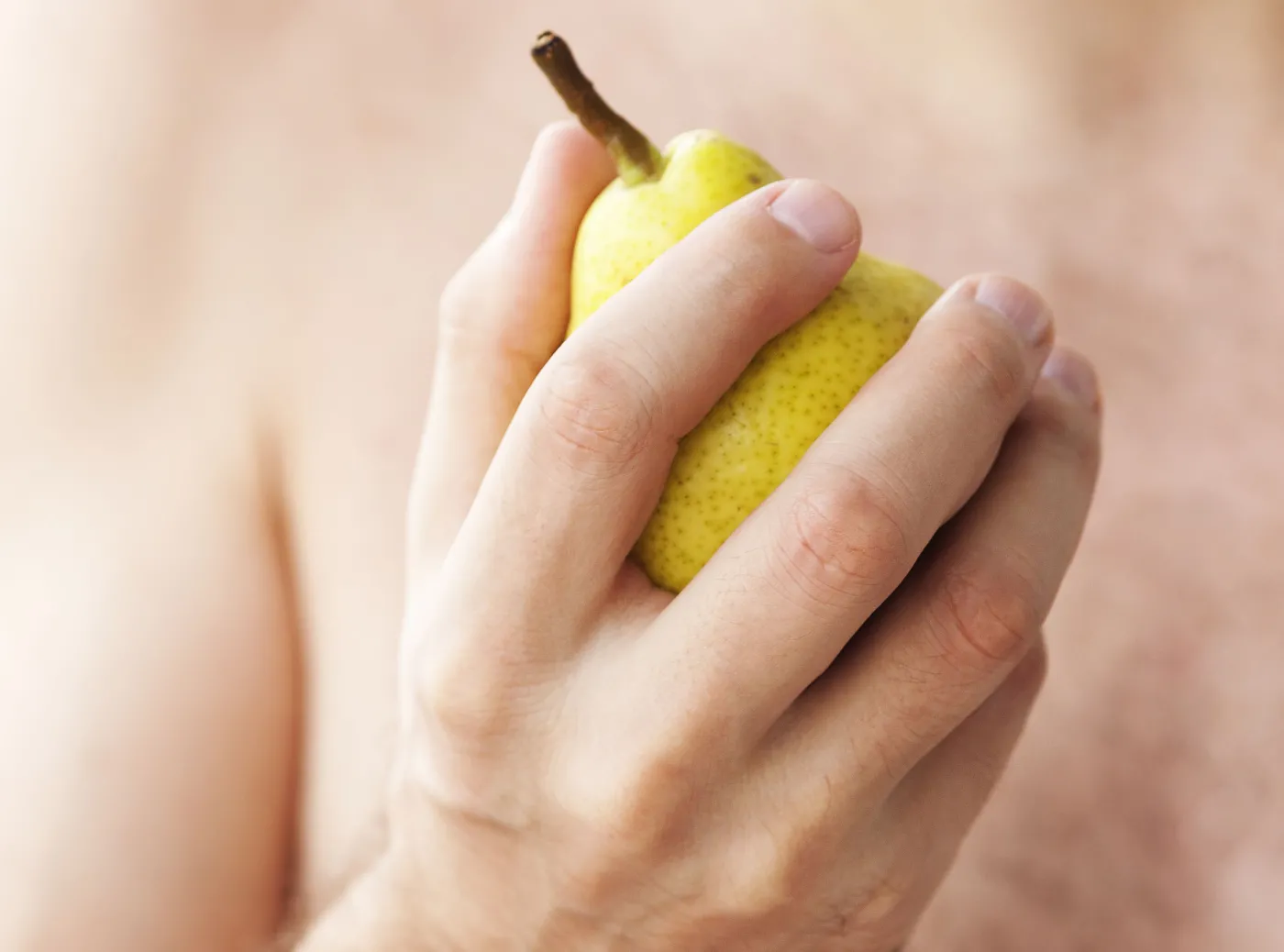 Mężczyzna trzyma gruszkę