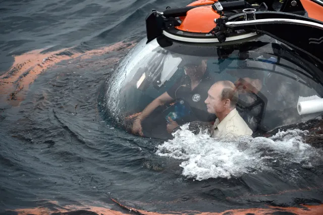 Putin w batyskafie na dnie Morza Czarnego. Obejrzał bizantyjski wrak. WIDEO