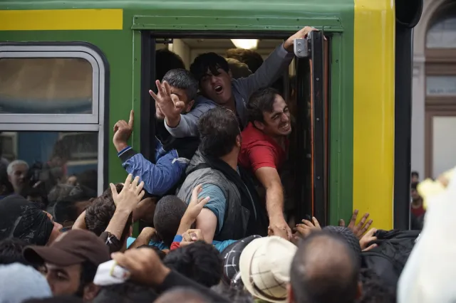 Budapeszt obwinia Berlin o chaos. "Zaprosiliście uchodźców do bogato zastawionych stołów"
