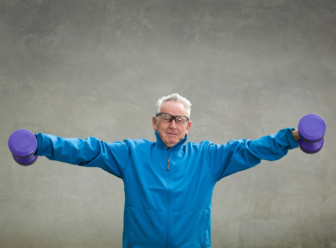 Starszy mężczyzna ćwiczy