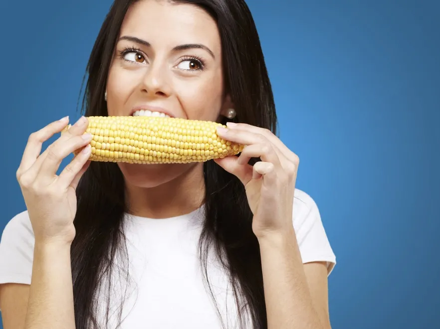7328907-kobieta-jedzaca-kukurydze.jpg