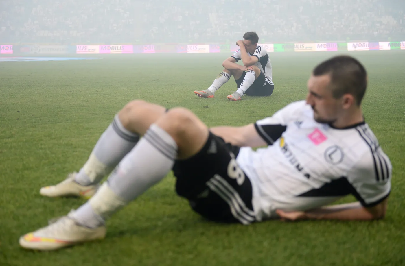 Michał Żyro (tył) i Michał Kucharczyk (front) ze stołecznej Legii po meczu grupy mistrzowskiej ostatniej kolejki T-Mobile Ekstraklasy z Górnikiem Zabrze w Warszawie