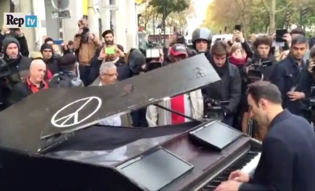 Mężczyzna ustawił przed Bataclan fortepian i grał "Imagine". WIDEO