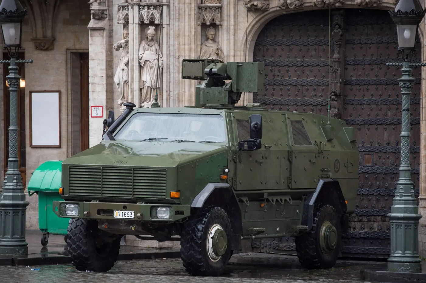 Wojsko na ulicach, nieczynne metro... Najwyższy poziom alarmu terrorystycznego w Brukseli [ZDJĘCIA]
