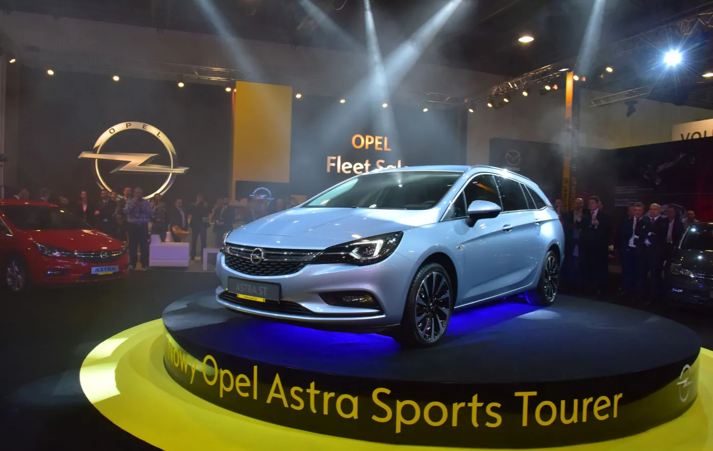 8467440-opel-astra-sports-tourer.jpg